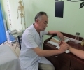 Профессор ТКМ доктор Чжан Хоу Фу проводит лечение в клинике НаньмуНан